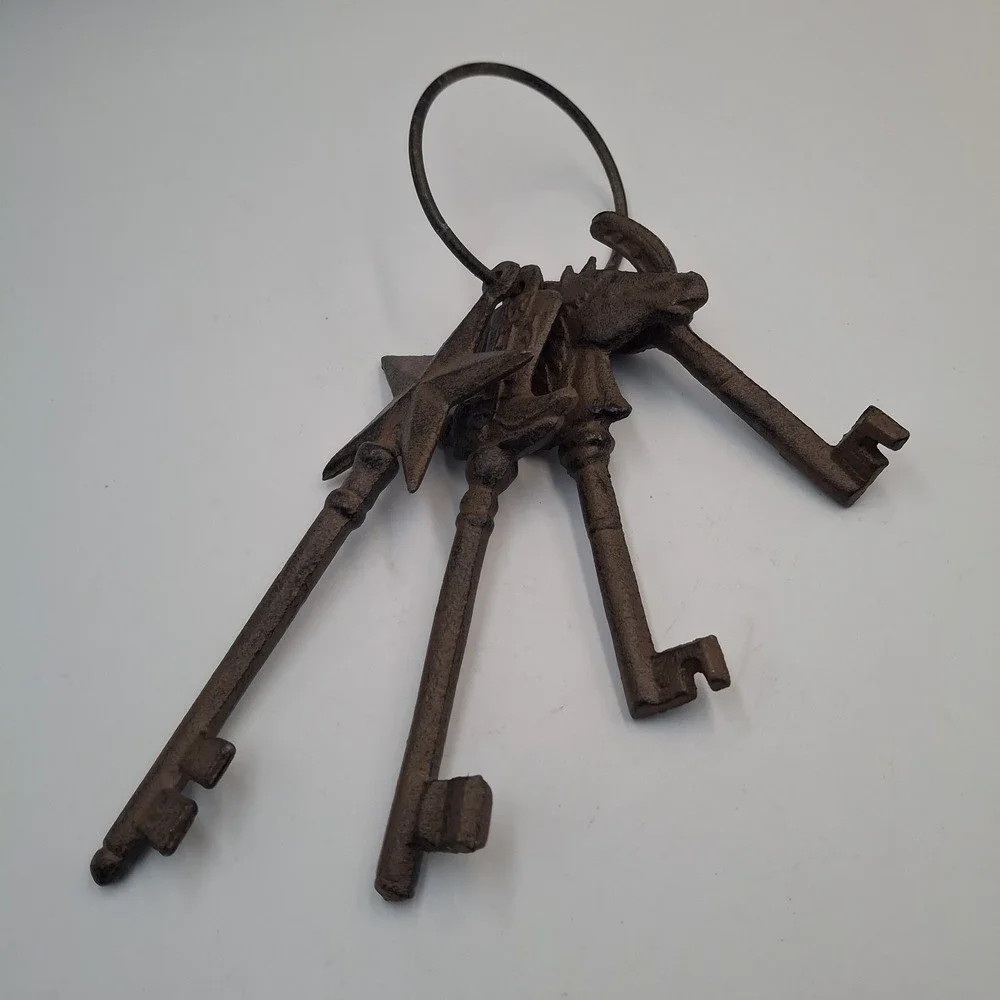 Set of 4 Heavy Cast Iron Skeleton Keys Ring Western Texas Star Horseshoe Boot